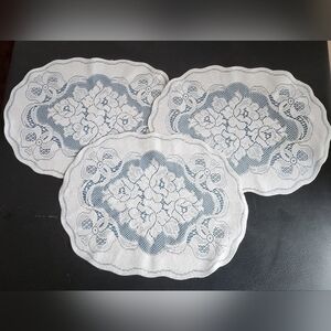 SET OF 3 BLUE WITH WHITE LACE SCALLOPED EDGE PLACEMATS